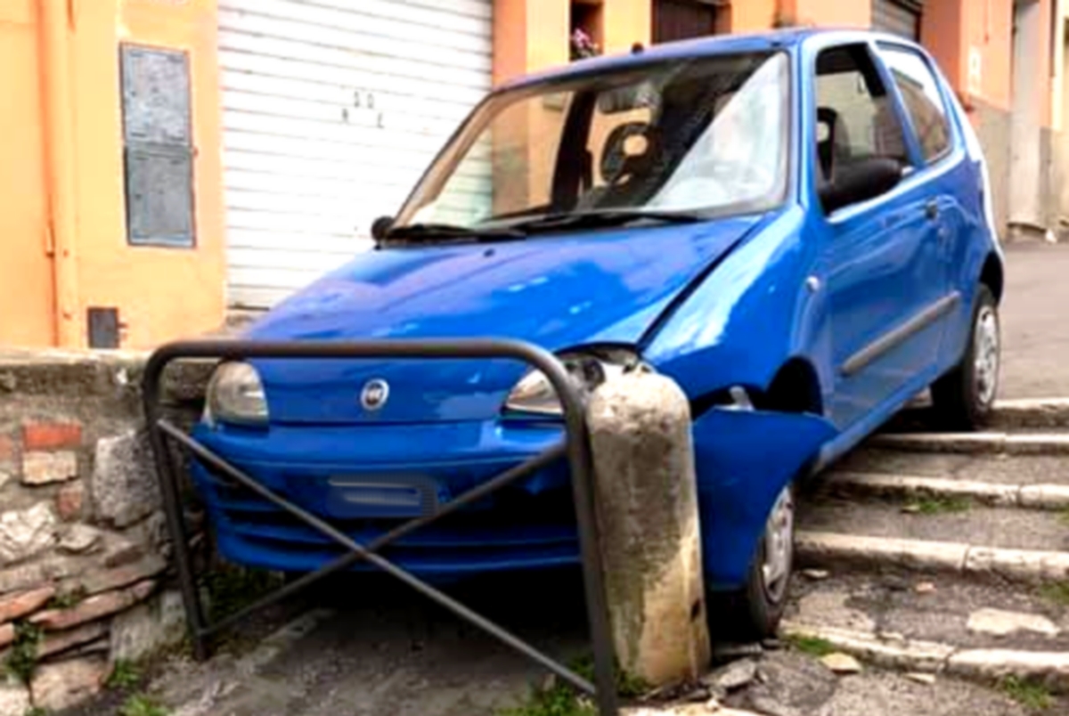 Rubano una 600, ma vanno a sbattere