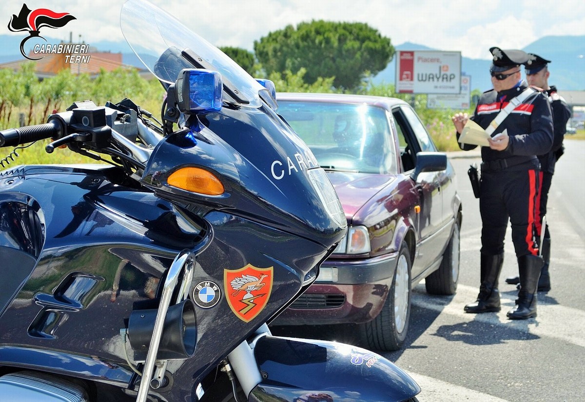 Terni, cerca di rubare orologio con una scusa