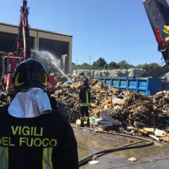 Incendio rifiuti, scuole chiuse a Perugia Est