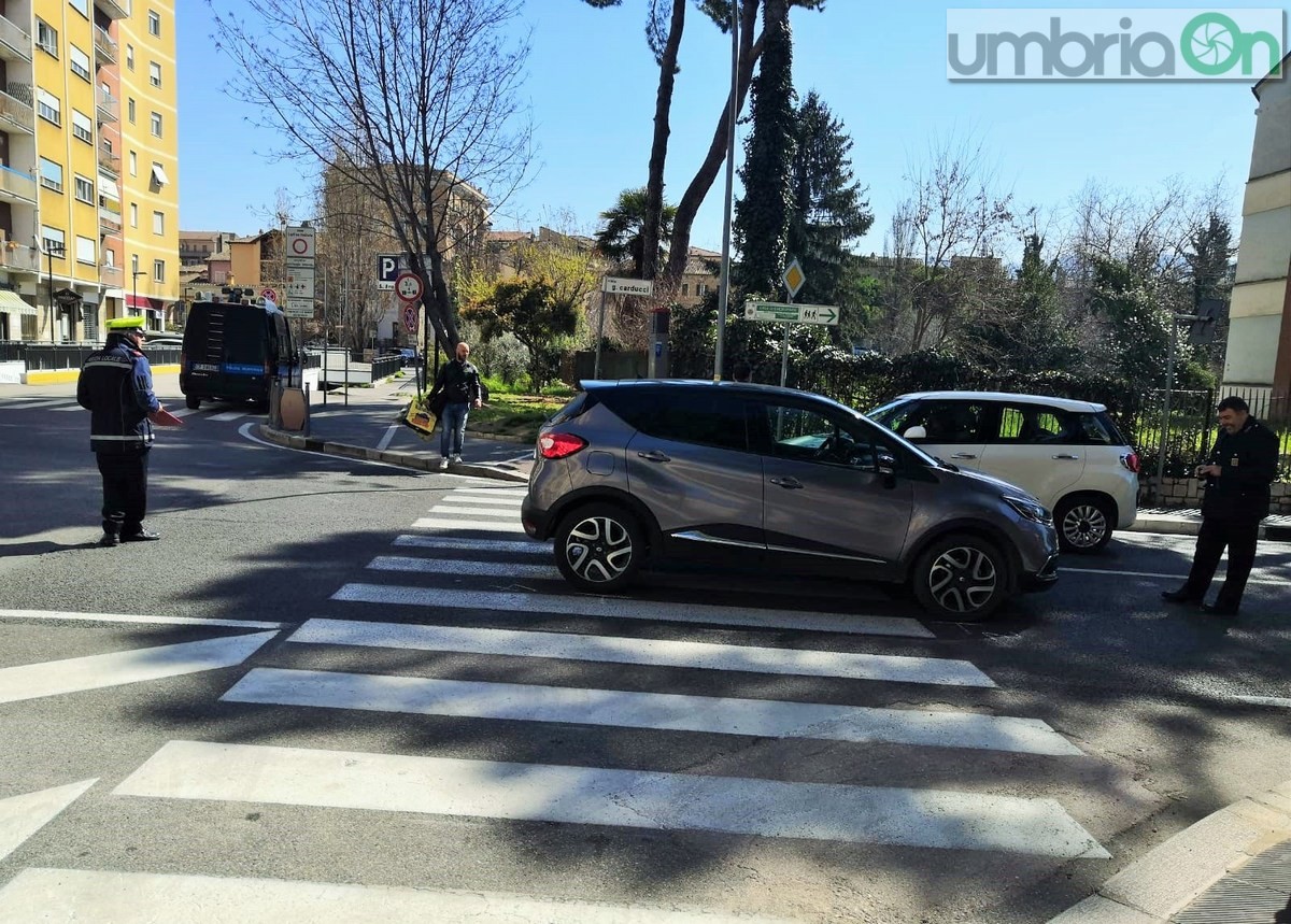 Terni, via Carducci: investita 22enne