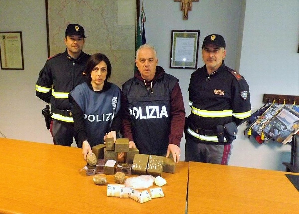 E45, ‘corriere’ fermato con dieci chili di droga