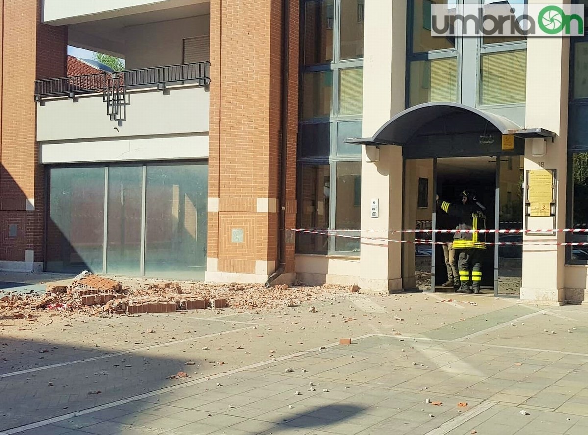 Terni, mattoni crollano al suolo in via Vitalone
