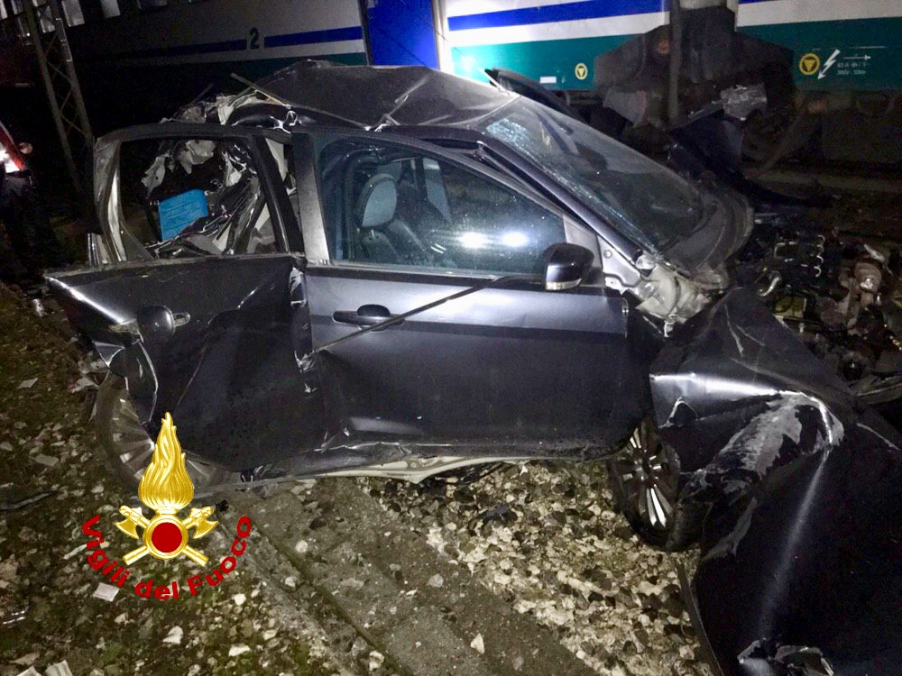 Si ferma sui binari: auto travolta da treno