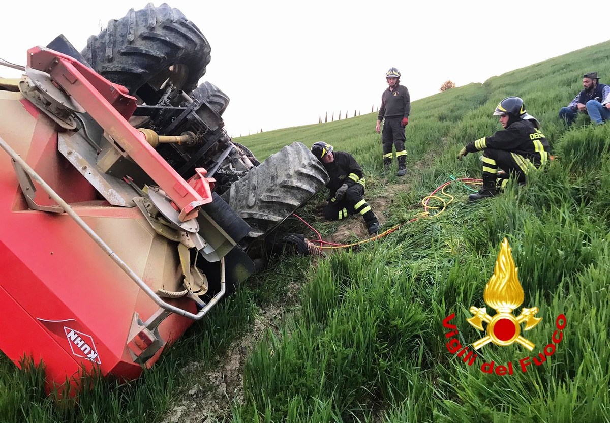 Trattore si ribalta: muore un 51enne
