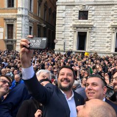 Ecco Salvini: selfie, slogan e contestazioni