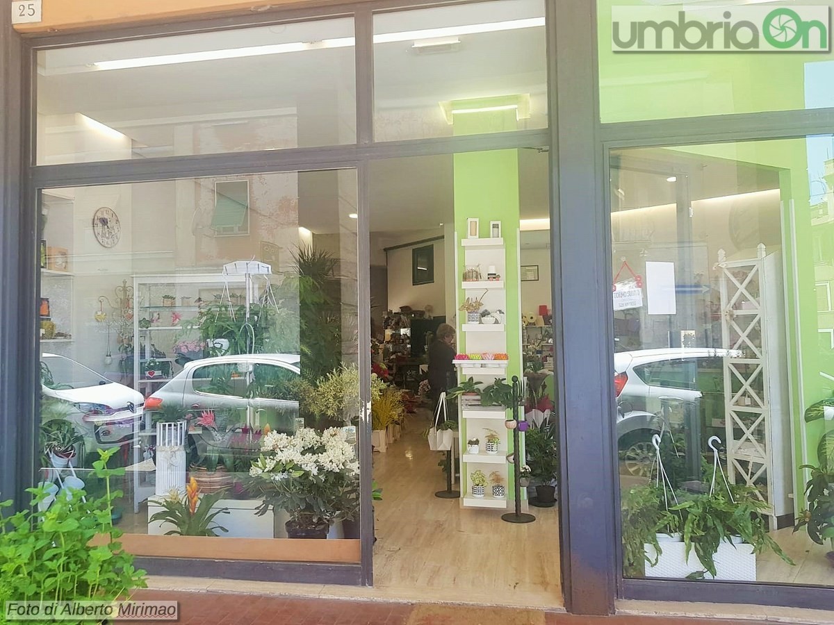 Terni: rubano soldi, un computer e… confetti