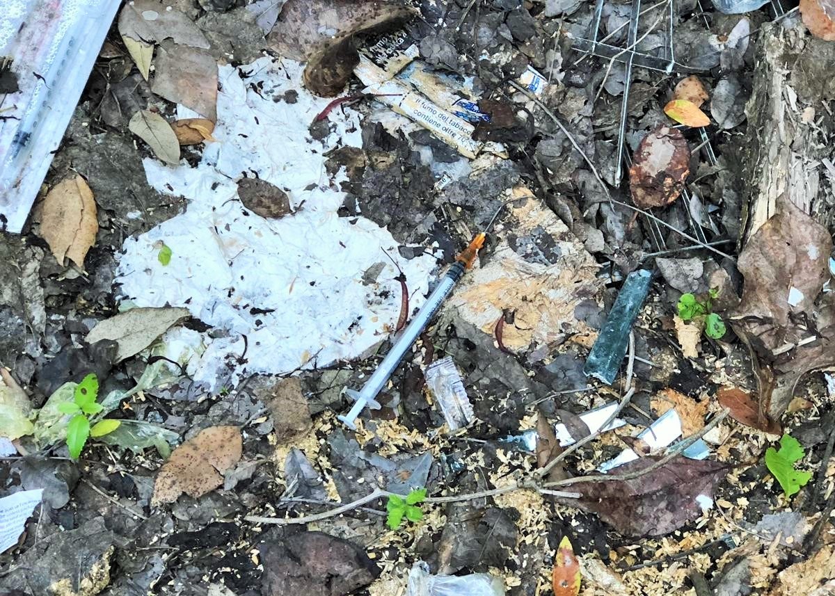 Passeggiata con i figli fra decine di siringhe