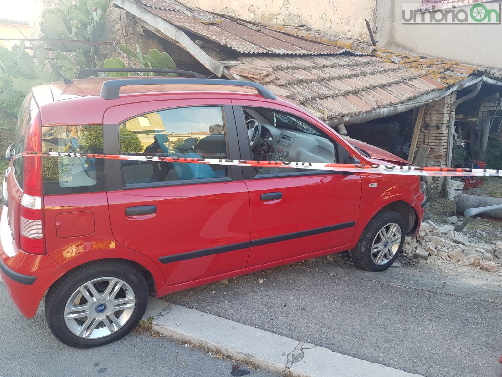 Terni, auto contro casa Abbattuta una tettoia