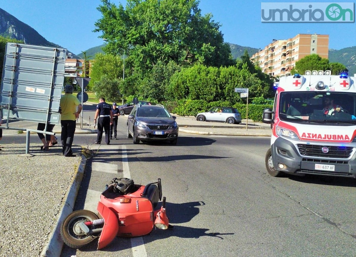 Scontro alla rotonda, ferito commerciante