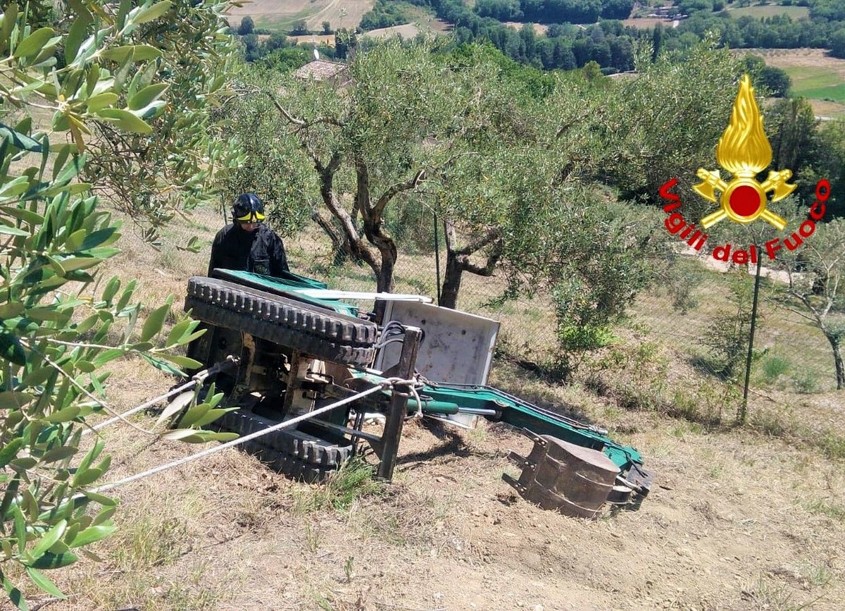 Escavatore si ribalta, operaio perde la vita