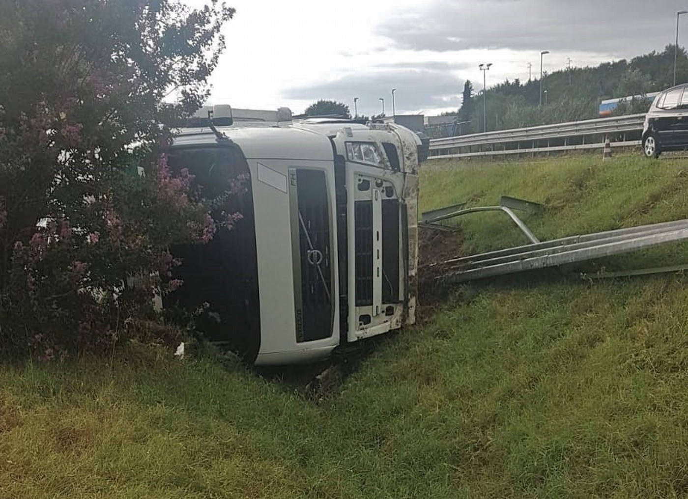 A1 Giove, si ribalta camion di latticini