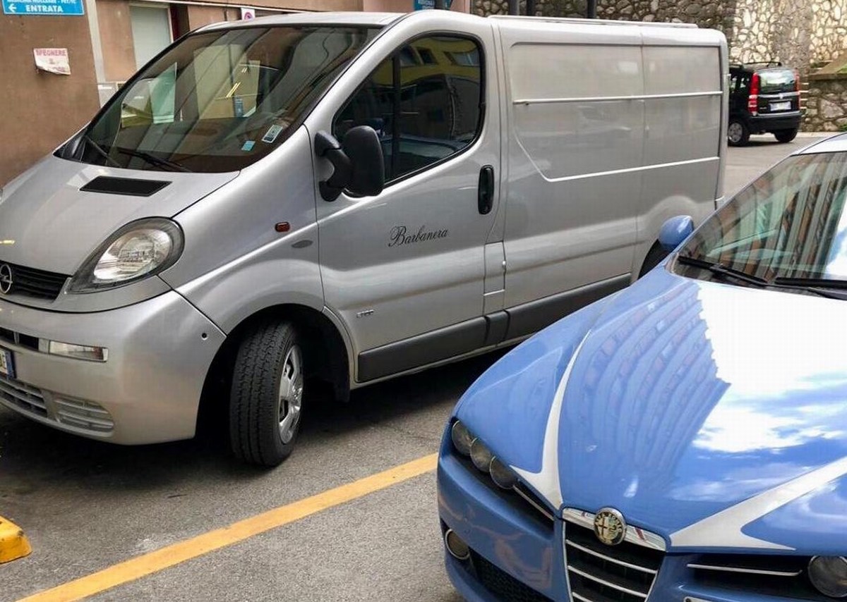 Terni, 40enne precipita dall’attico e muore