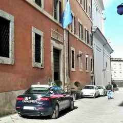 Aggredisce la nonna per portarle via la borsa: arrestato a Spoleto