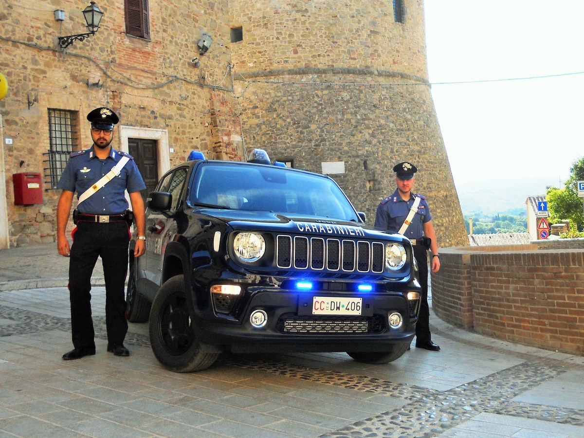 A piedi e in bici sulla ss 75, salvati dall’Arma