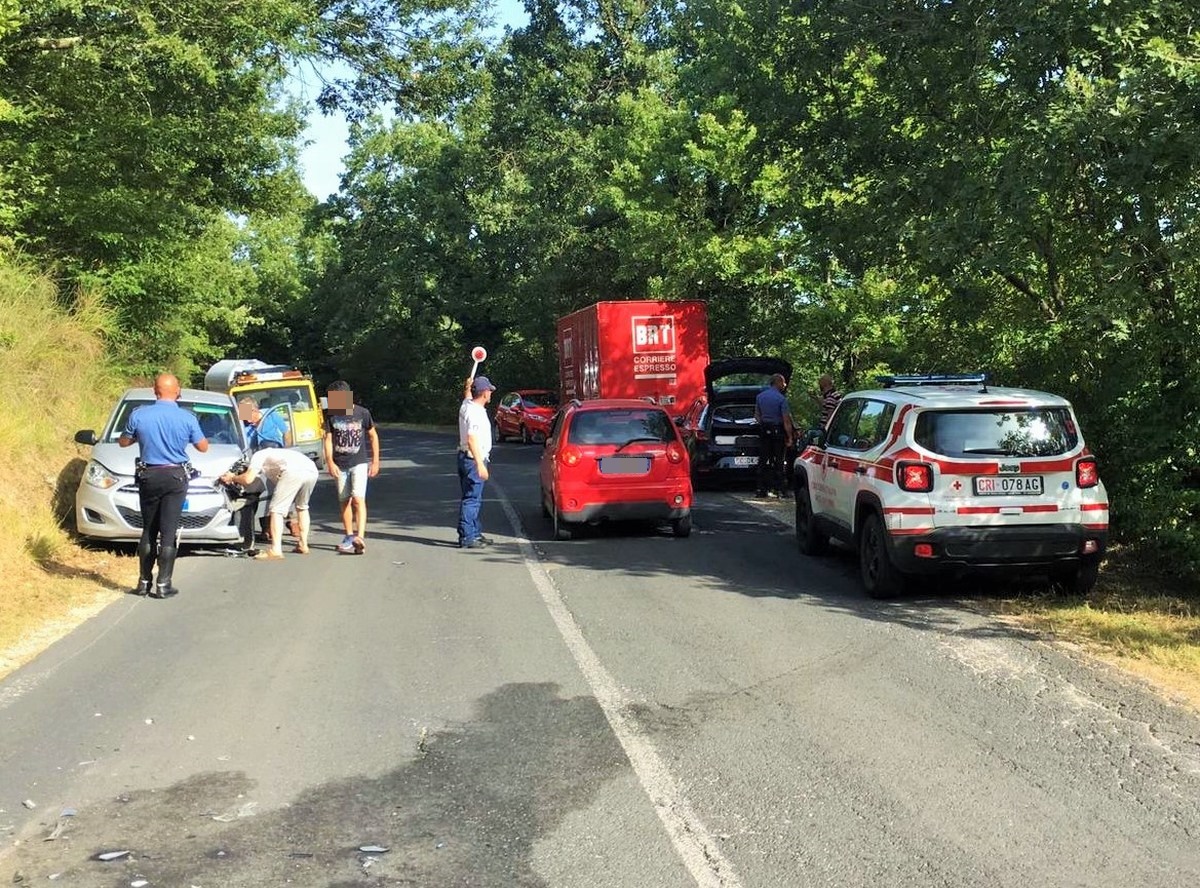 Avigliano, frontale: ferita una 60enne