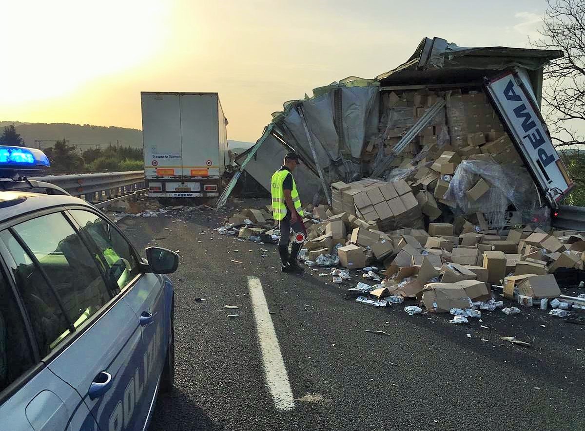 Tir in sosta tamponato da un altro: caos in A1