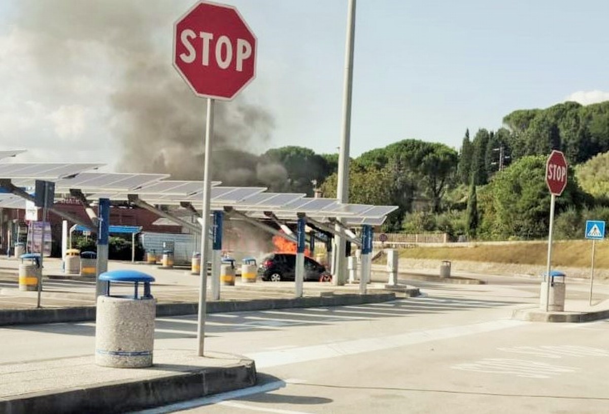 A1, brucia auto a gpl nell’area di servizio umbriaON A1, brucia auto a gpl nell’area di servizio umbriaON