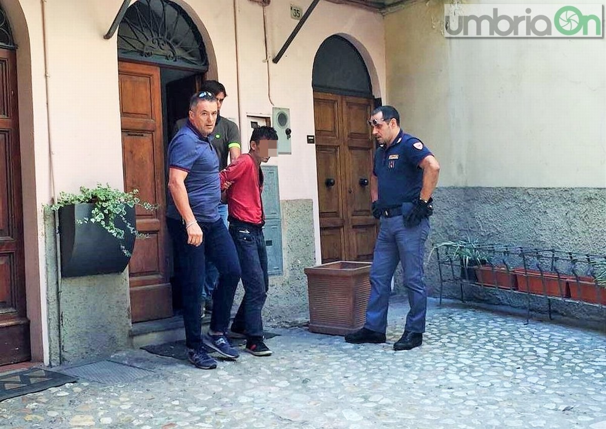 Terni, ‘invade’ balcone e becca la denuncia