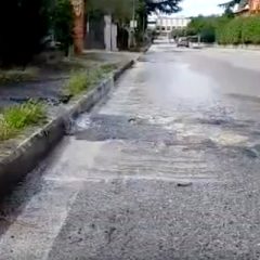Acqua dall’asfalto nella zona industriale