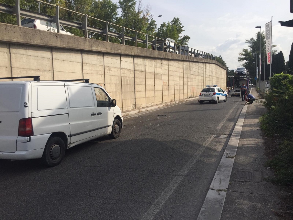 Tamponamento a tre in via Lessini a Terni