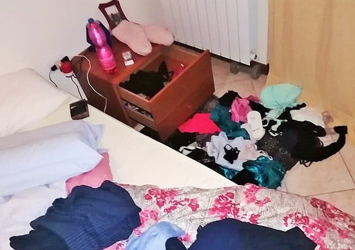 Terni, si arrampicano e rubano in due case
