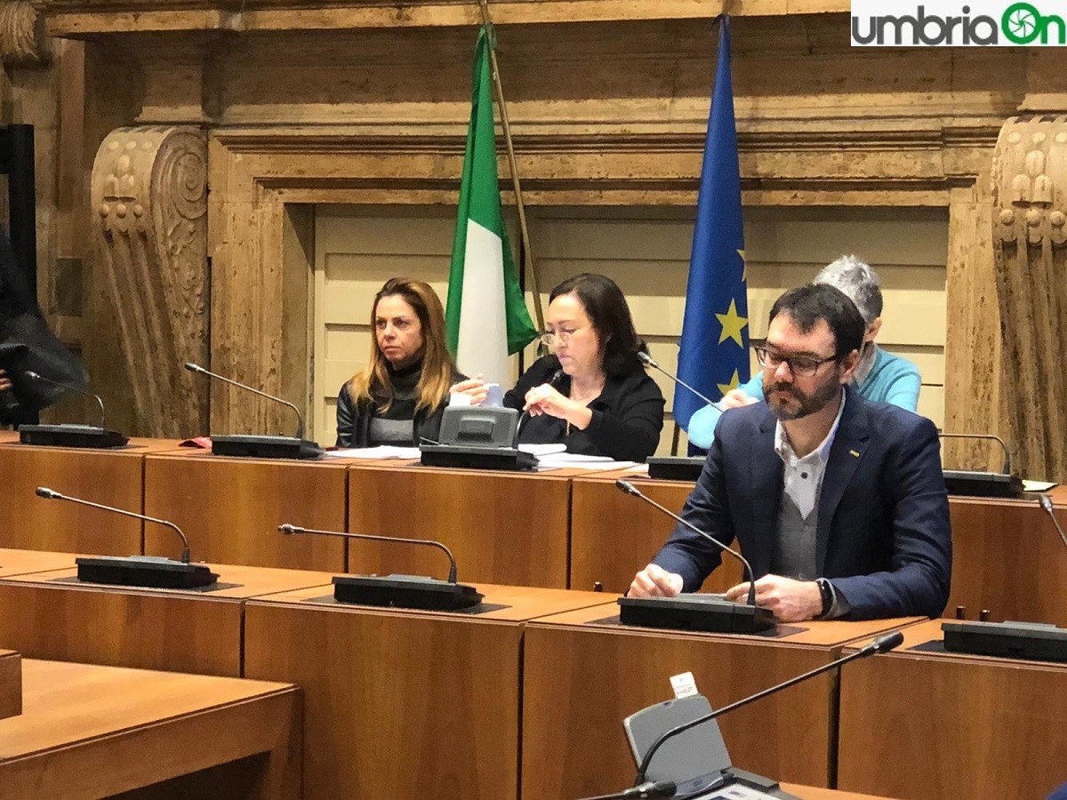 Terni, la rabbia dei pendolari in Comune