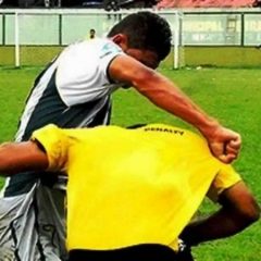 Dirigente guardalinee ferisce un calciatore usando la bandierina