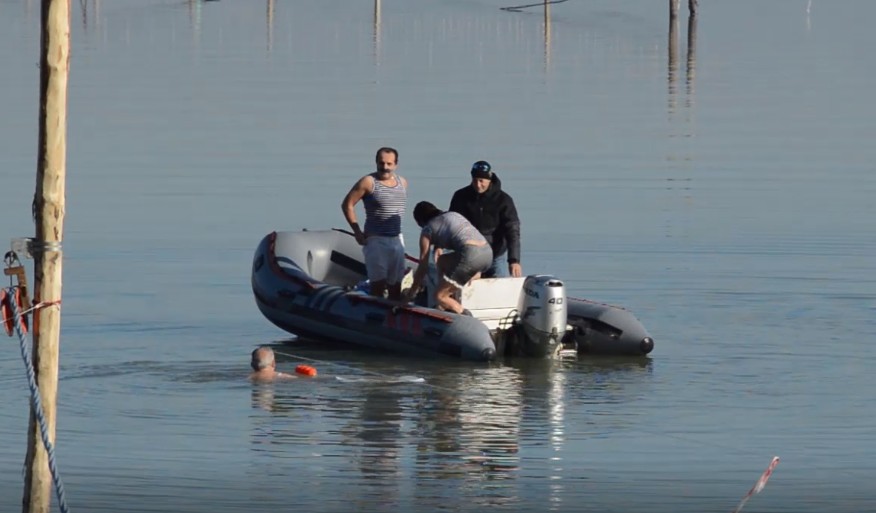 Tuffo vintage nel lago per il Capodanno