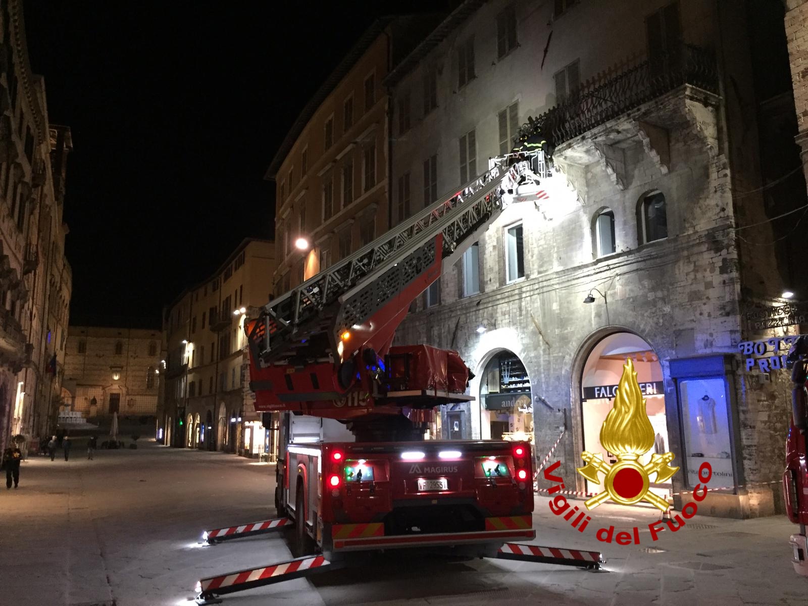 Cadono calcinacci in centro a Perugia