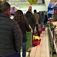 File ai supermercati: «Inutili e dannose»