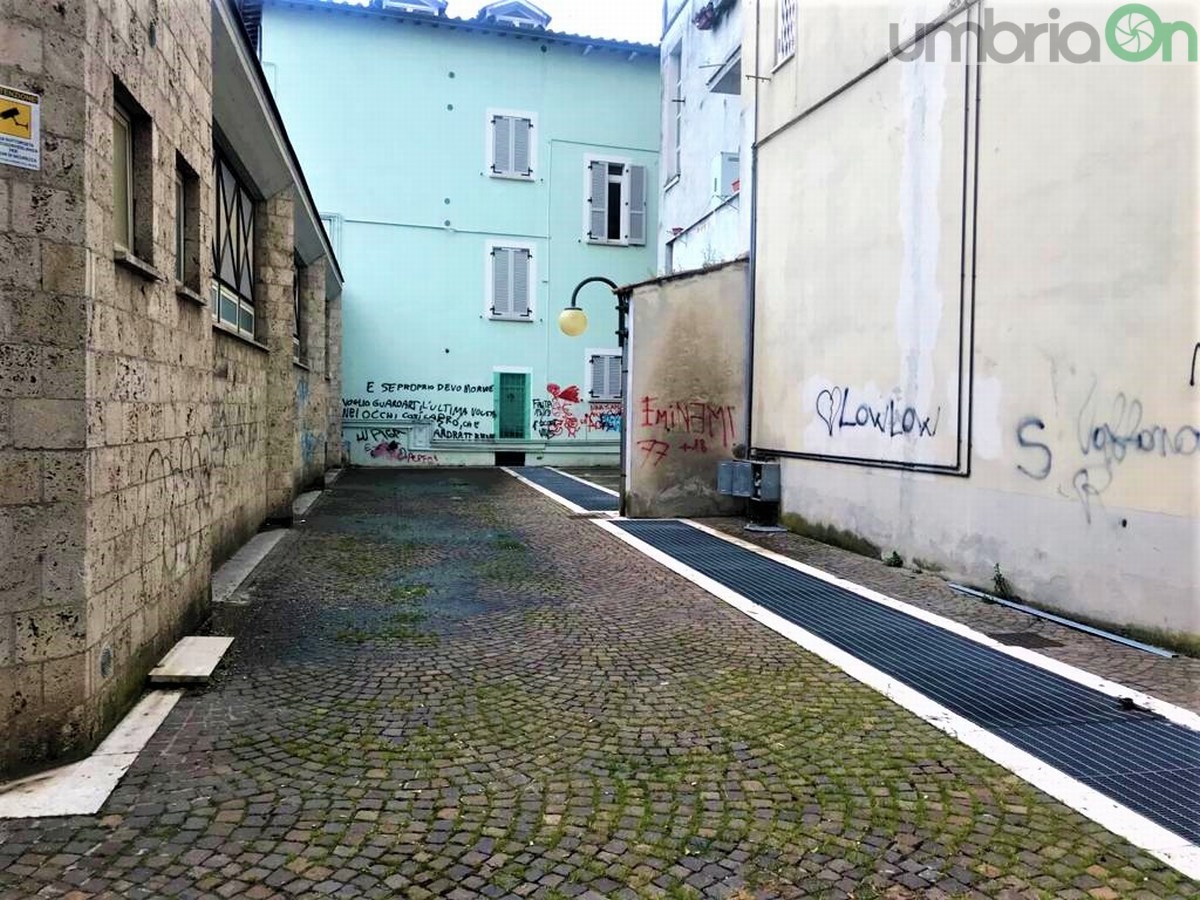Via Carlo Guglielmi 45 Terni Terni, cartelli per denunciare lo spaccio | umbriaON