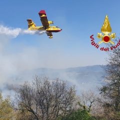 Incendio boschivo tra Cese e Ancaiano: serve il canadair