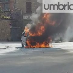 Perugia, l’auto va a fuoco dopo la spesa: «Salva per caso»