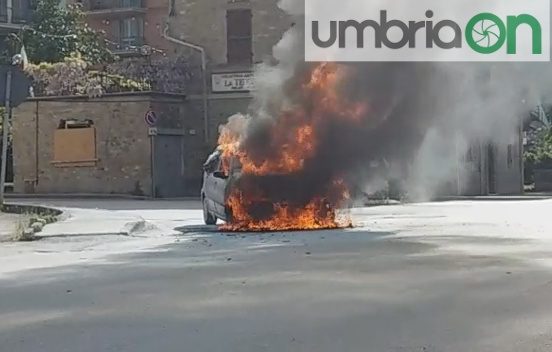 Perugia, l’auto va a fuoco dopo la spesa: «Salva per caso»