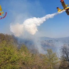 Il volo del canadair sui colli di Passignano