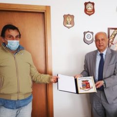 Cittadino dona 50 mascherine a polizia