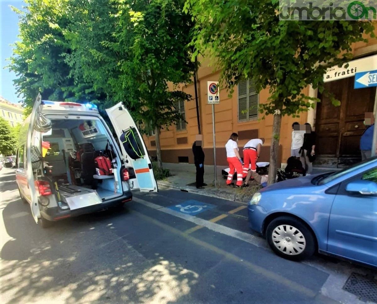 Terni, cade in centro: un’ora per soccorrerla