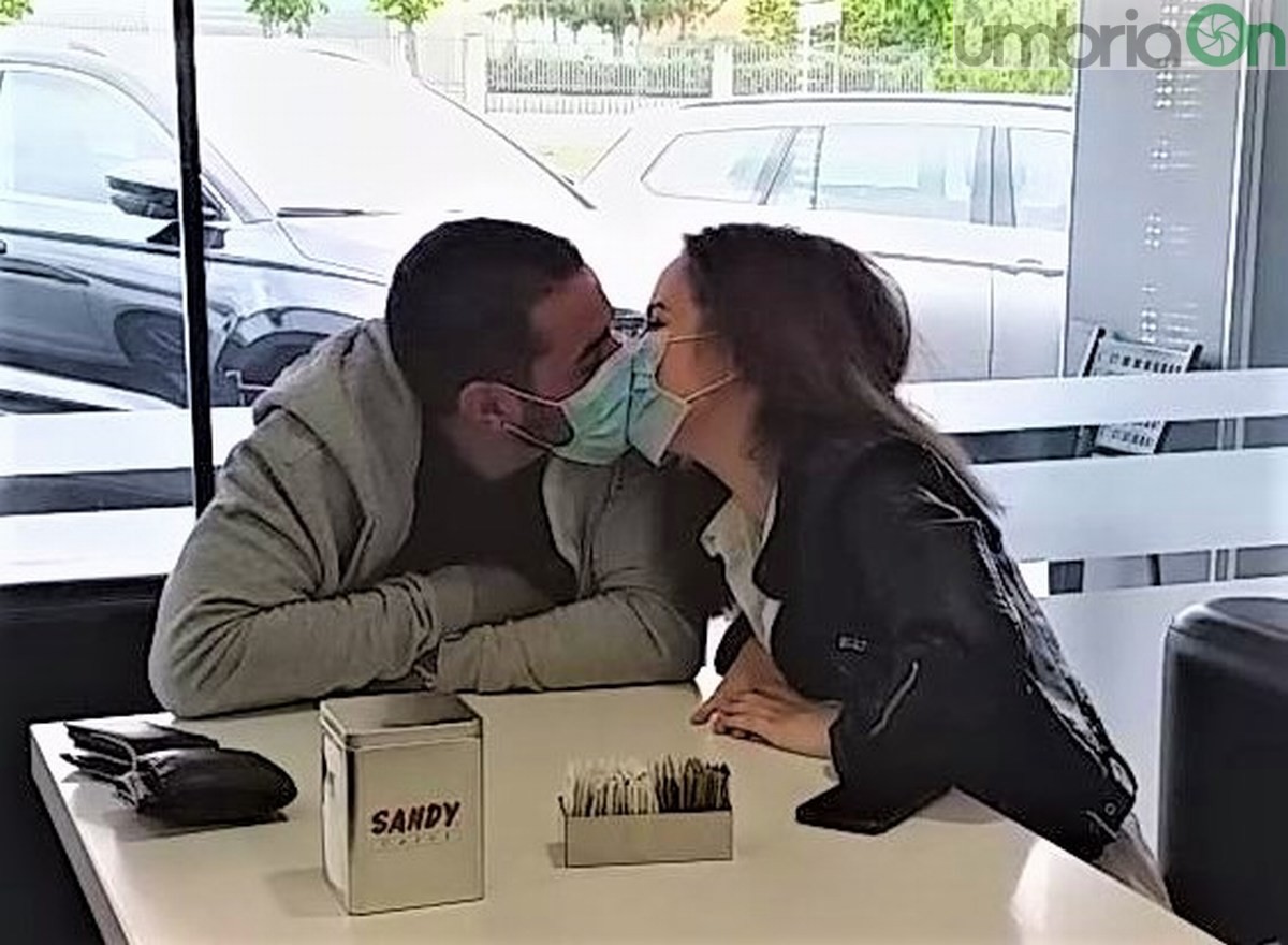 Perugia, il bacio dei fidanzati per ripartire