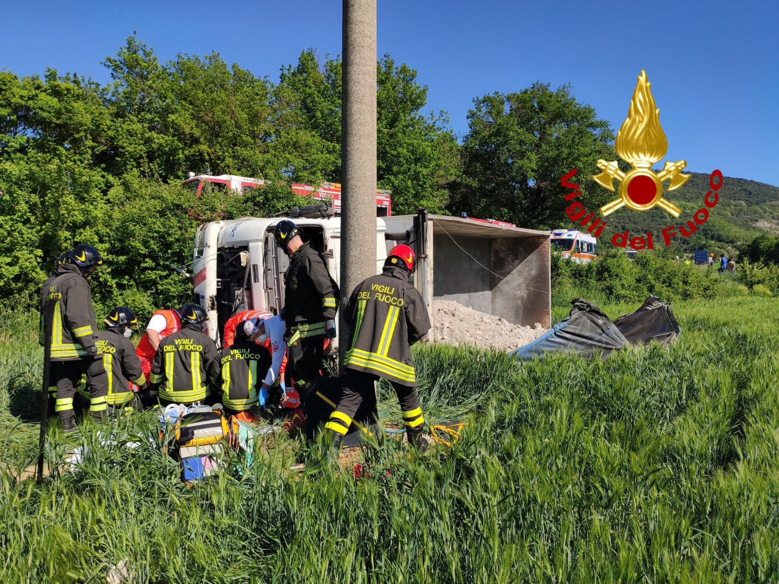 Scontro con due mezzi pesanti: grave 48enne