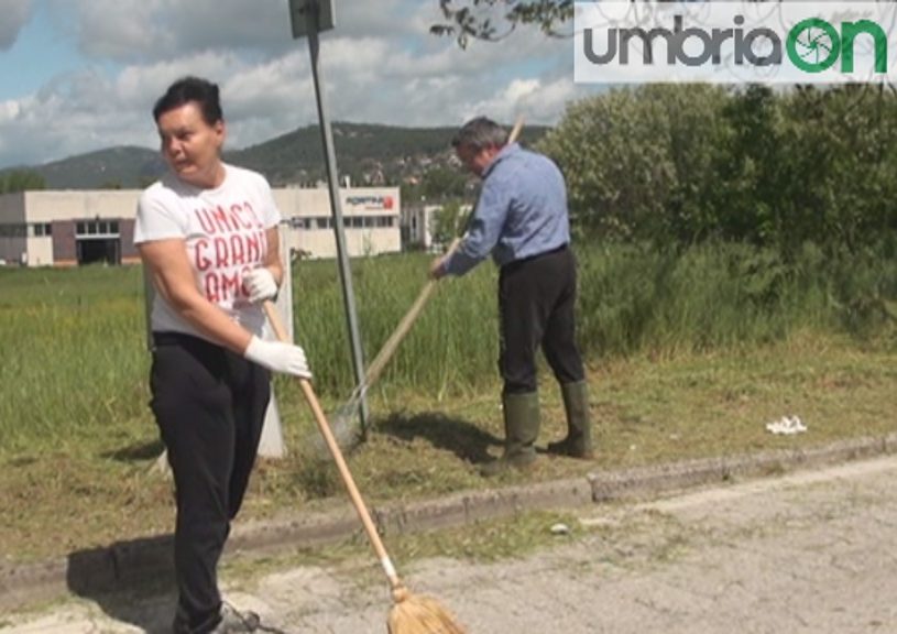 Per tenersi in forma puliscono i marciapiedi