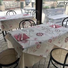 Perugia, in 30 al tavolo del ristorante: il caso delle ‘finte mense’