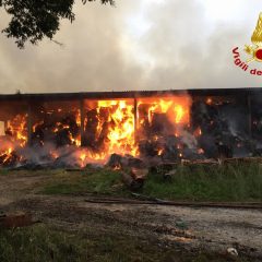 Città della Pieve, incendio in un fienile