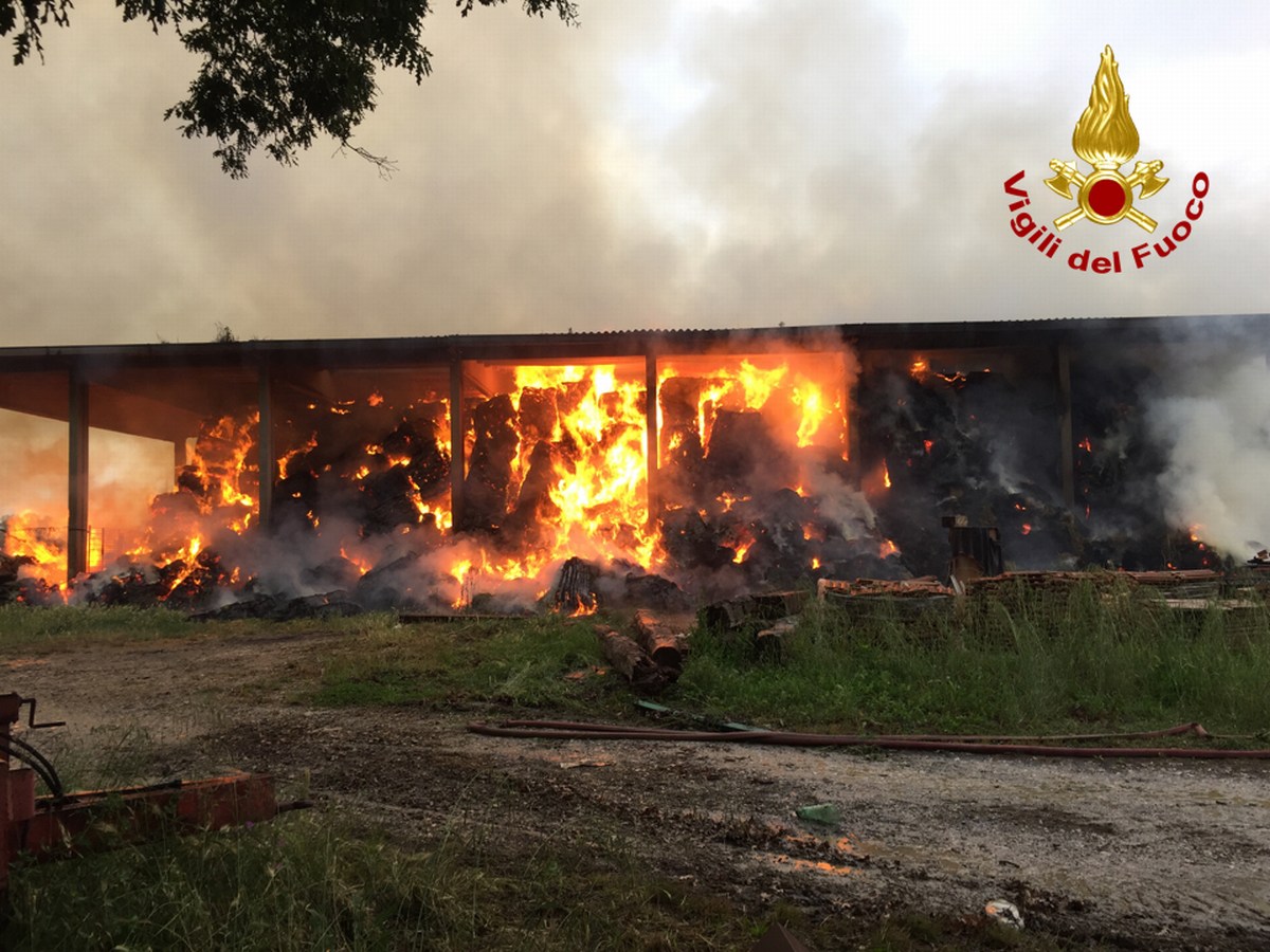 Città della Pieve, incendio in un fienile