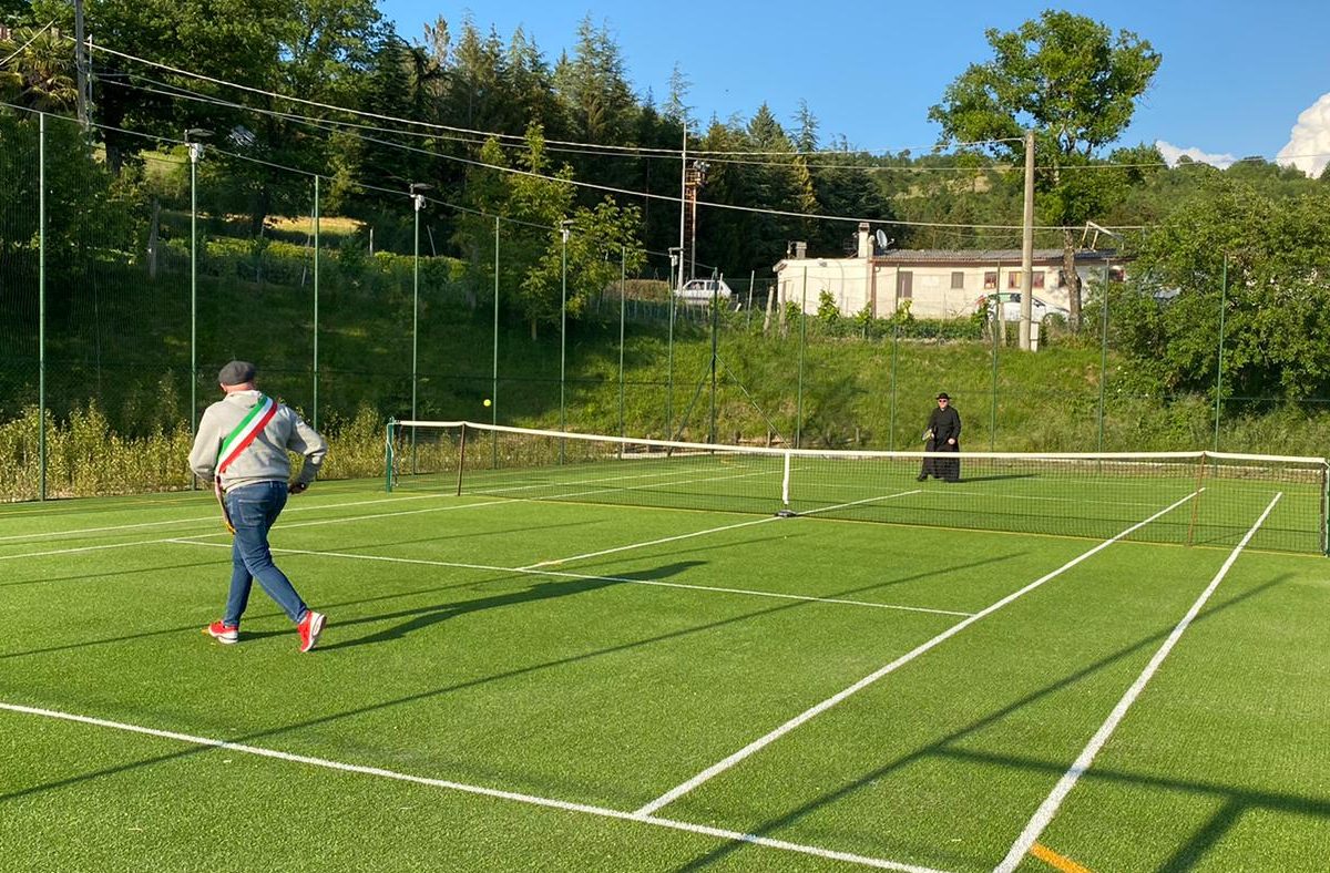Peppone e Don Camillo si sfidano a tennis