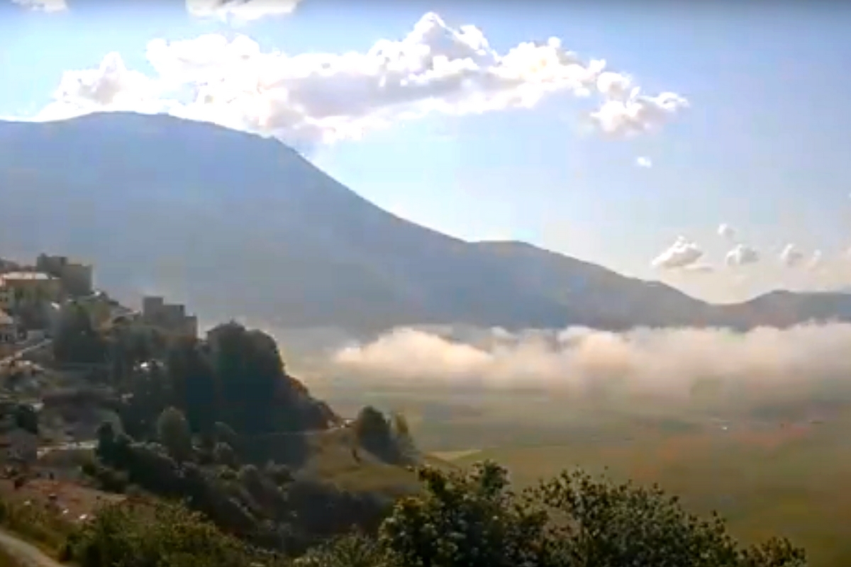 Norcia, la nebbia fa da sipario alla fiorita