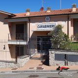 Fuggono dopo l’incidente e poi aggrediscono i carabinieri: coppia in manette