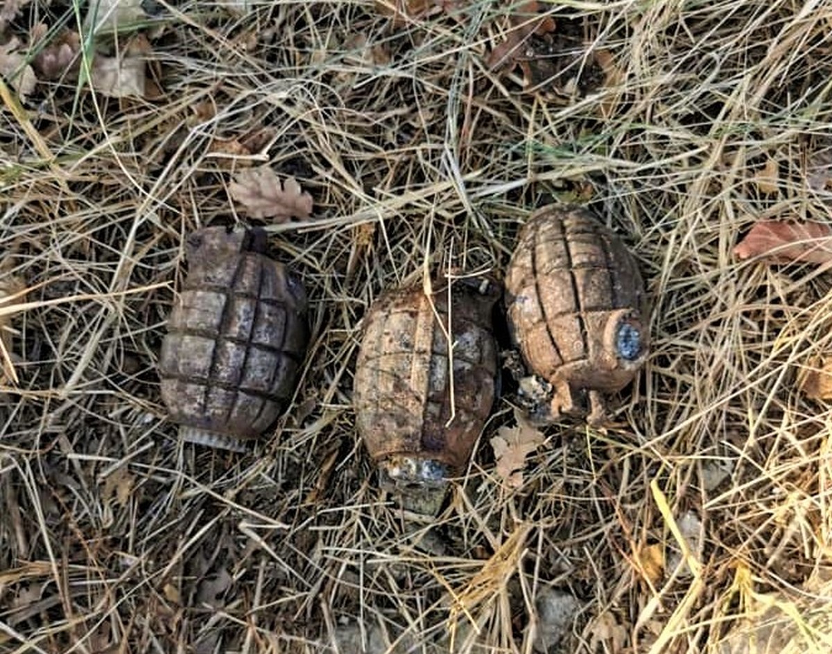 bombe a mano e carezze col pugnal testo