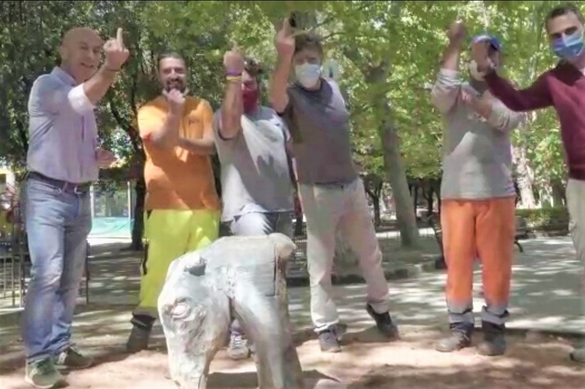 Terni, vandali contro la scultura: a ‘quel paese’ fra il serio e il faceto