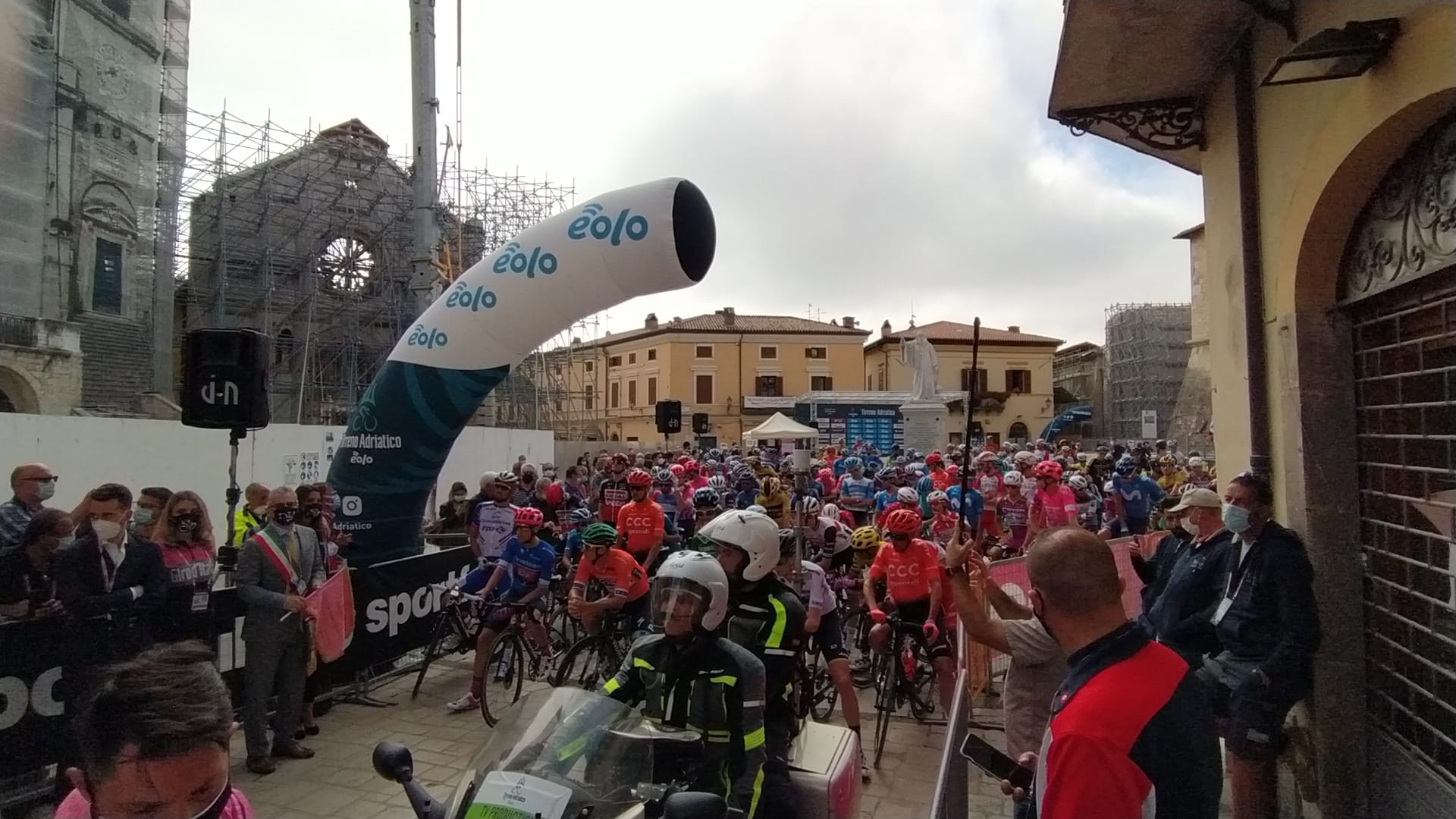 Video – La partenza davanti alla basilica distrutta dal sisma