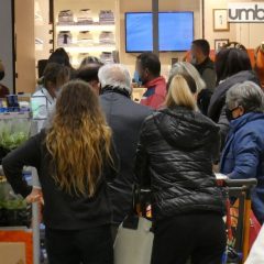 Umbria, i sindacati: «Regole anti-Covid non rispettate nei supermercati»